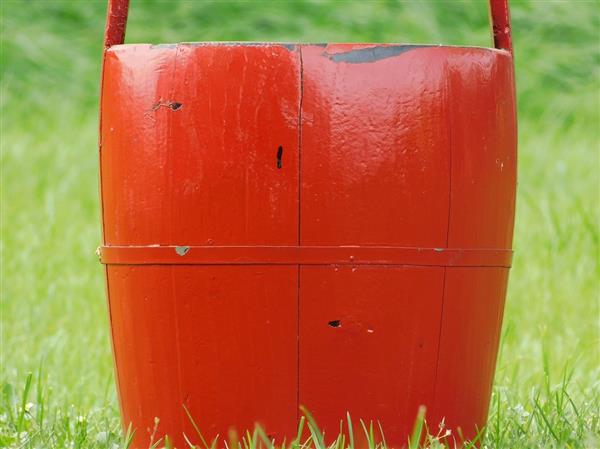 Grote foto vintage houten emmer rood hoogte 60 cm tuin en terras overige tuin en terras