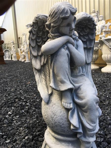 Grote foto engel op bol vol stenen beeld en mooi beeld tuin en terras tuindecoratie