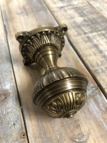 Grote foto historische koperen knop voor op de voordeur vaste deurknop met een mooie rozet messing. doe het zelf en verbouw materialen en producten