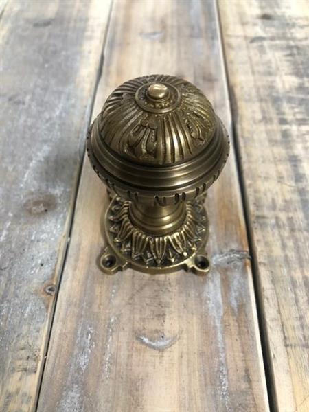 Grote foto historische koperen knop voor op de voordeur vaste deurknop met een mooie rozet messing. doe het zelf en verbouw materialen en producten