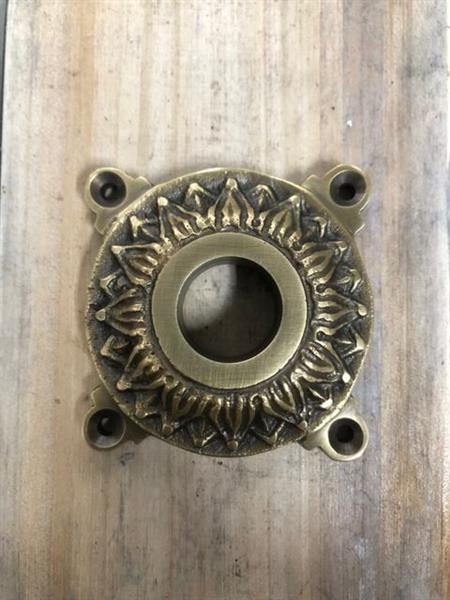 Grote foto historische koperen knop voor op de voordeur vaste deurknop met een mooie rozet messing. doe het zelf en verbouw materialen en producten