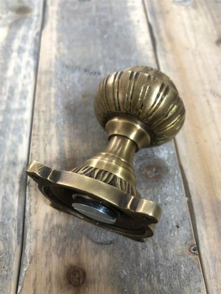 Grote foto historische koperen knop voor op de voordeur vaste deurknop met een mooie rozet messing. doe het zelf en verbouw materialen en producten