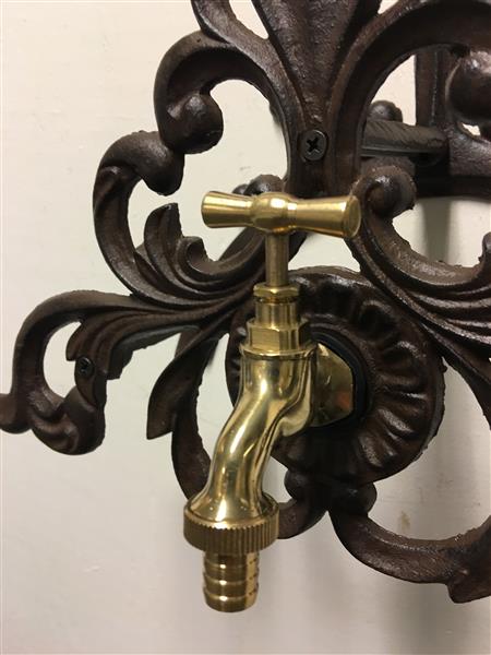 Grote foto gietijzeren waterslanghouder met messing kraan prachtig tuin en terras tuindecoratie