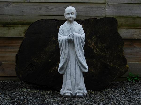 Grote foto groetende monnik vol steen tuin en terras tuindecoratie