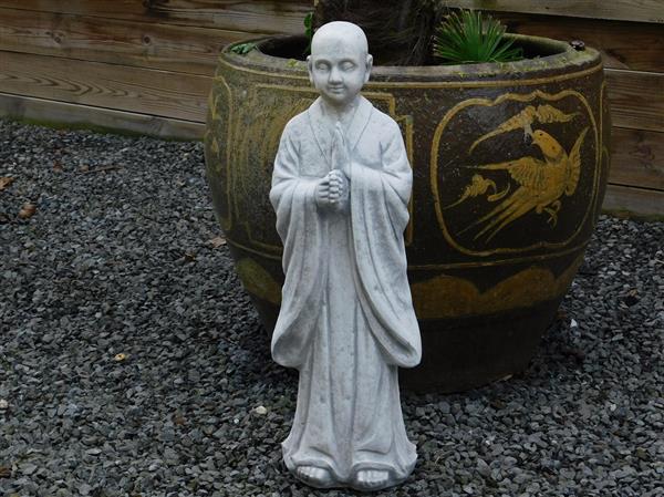 Grote foto groetende monnik vol steen tuin en terras tuindecoratie