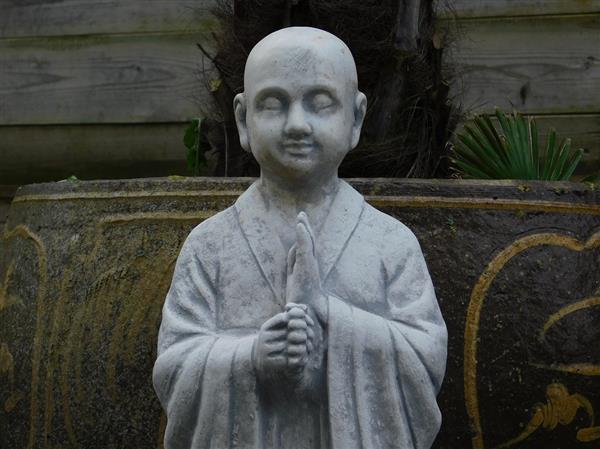 Grote foto groetende monnik vol steen tuin en terras tuindecoratie