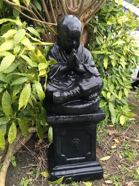 Grote foto japanse monnik op sokkel zwart steen tuin en terras tuindecoratie