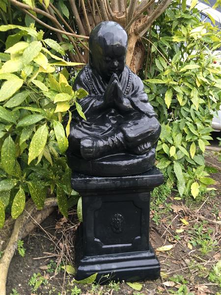 Grote foto japanse monnik op sokkel zwart steen tuin en terras tuindecoratie