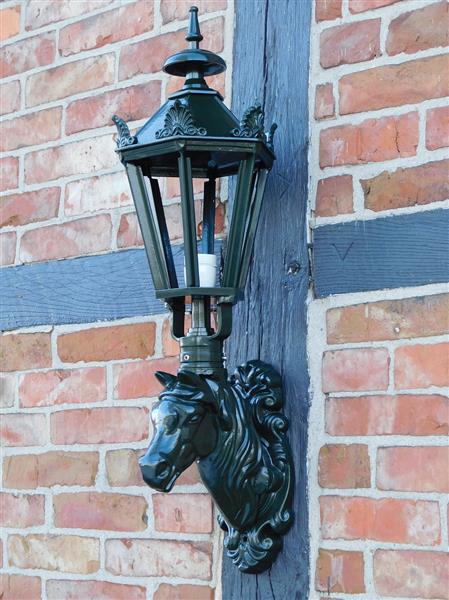 Grote foto prachtige buitenlamp met paardenhoofd donkergroen tuin en terras tuindecoratie