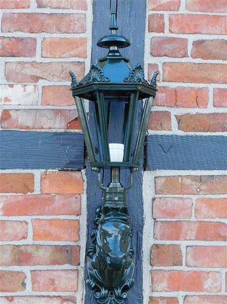 Grote foto prachtige buitenlamp met paardenhoofd donkergroen tuin en terras tuindecoratie