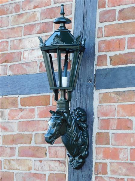 Grote foto prachtige buitenlamp met paardenhoofd donkergroen tuin en terras tuindecoratie