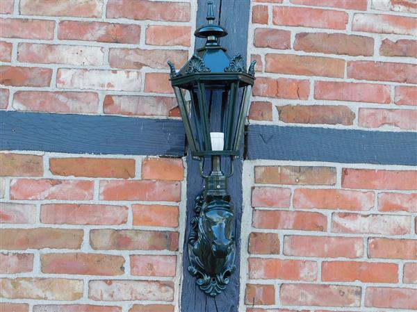 Grote foto prachtige buitenlamp met paardenhoofd donkergroen tuin en terras tuindecoratie