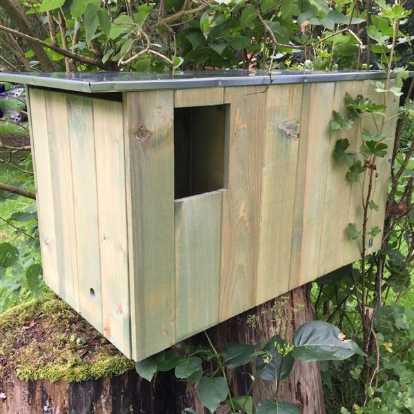 Grote foto prachtige nestkast voor vogels en eekhoorns tuin en terras tuindecoratie