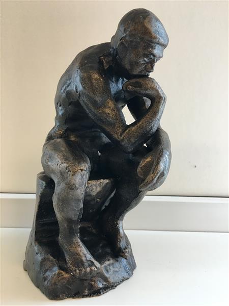 Grote foto sculptuur metaal bronskleur de denker tuin en terras tuindecoratie