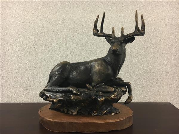 Grote foto prachtig beeld van een hert tuin en terras tuindecoratie