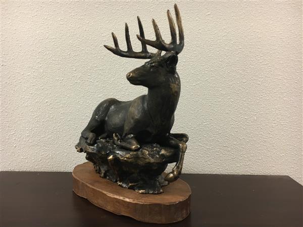 Grote foto prachtig beeld van een hert tuin en terras tuindecoratie