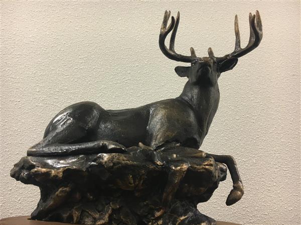 Grote foto prachtig beeld van een hert tuin en terras tuindecoratie