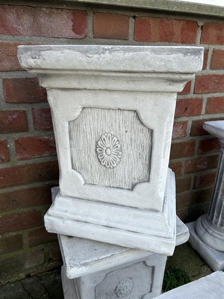 Grote foto sokkel pilaar console uit massief gegoten steen. tuin en terras tuindecoratie