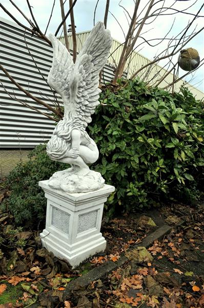 Grote foto zeer forse knielende engel met vleugels omhoog op grote sokkel zeer fors tuin en terras tuindecoratie
