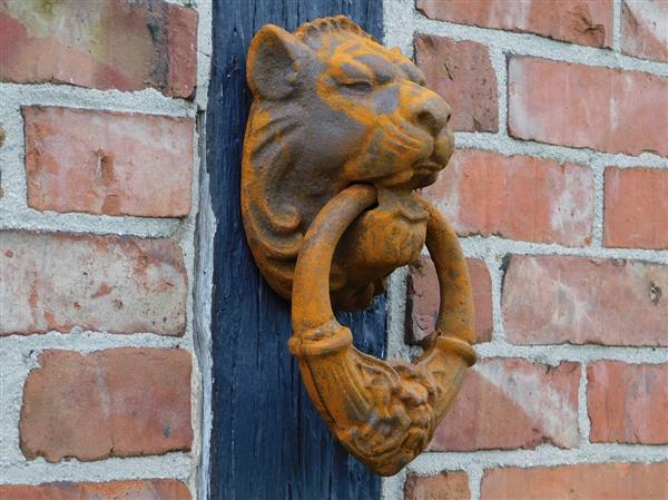 Grote foto grote leeuwenkop als deurklopper gietijzer rust bruin doe het zelf en verbouw materialen en producten
