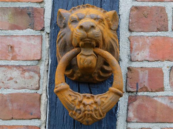 Grote foto grote leeuwenkop als deurklopper gietijzer rust bruin doe het zelf en verbouw materialen en producten