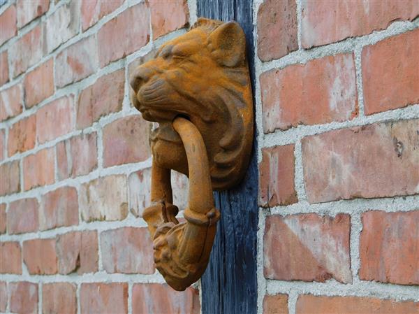 Grote foto grote leeuwenkop als deurklopper gietijzer rust bruin doe het zelf en verbouw materialen en producten