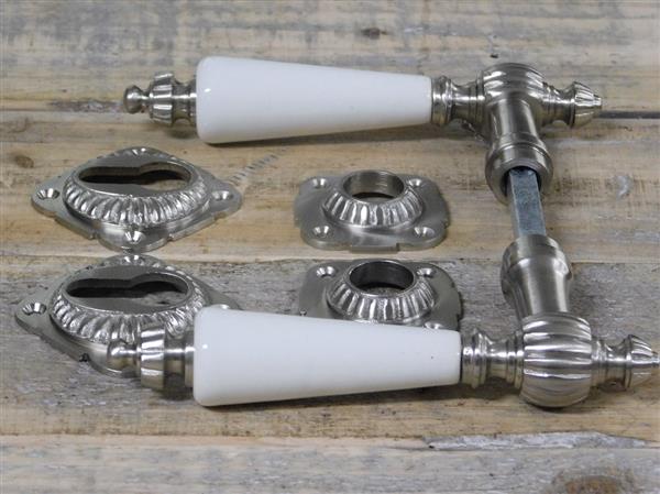Grote foto set deurbeslag cilinder slot geschikt mat nikkel met witte porseleinen grepen doe het zelf en verbouw materialen en producten