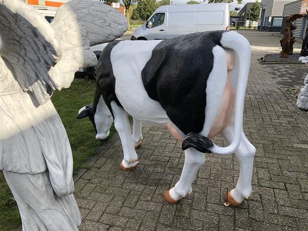 Grote foto mooie sculptuur van een grazende koe prachtig in kleur gezet echte eye catcher tuin en terras tuindecoratie