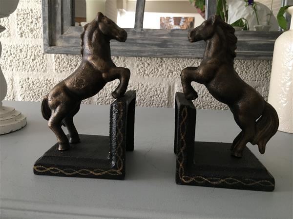 Grote foto boekensteunenset de steigerende paarden bronslook. tuin en terras tuindecoratie