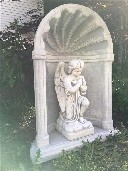 Grote foto mooi knielend engelbeeld vol steen in bidkapel vol steen. tuin en terras tuindecoratie