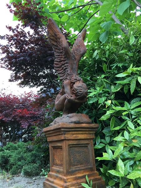 Grote foto zeer forse knielende oxide engel met vleugels omhoog op grote oxide sokkel zeer fors en uniek tuin en terras tuindecoratie