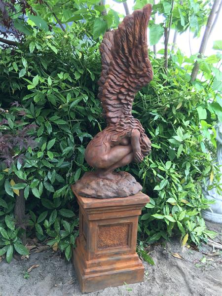 Grote foto zeer forse knielende oxide engel met vleugels omhoog op grote oxide sokkel zeer fors en uniek tuin en terras tuindecoratie