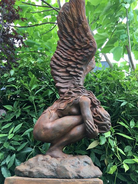 Grote foto zeer forse knielende oxide engel met vleugels omhoog op grote oxide sokkel zeer fors en uniek tuin en terras tuindecoratie