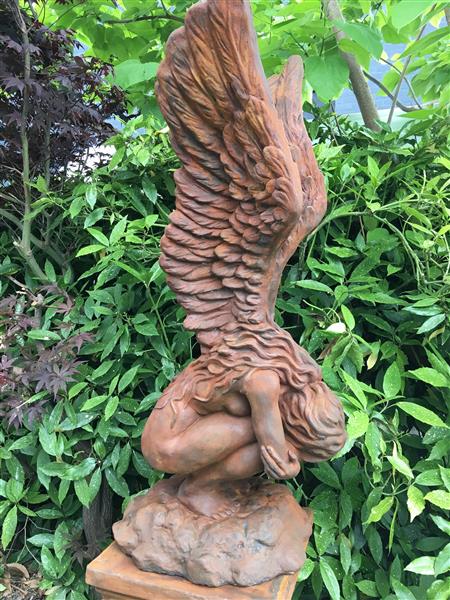 Grote foto zeer forse knielende oxide engel met vleugels omhoog mooi stenen beeld tuin en terras tuindecoratie