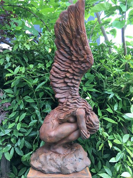 Grote foto zeer forse knielende oxide engel met vleugels omhoog mooi stenen beeld tuin en terras tuindecoratie