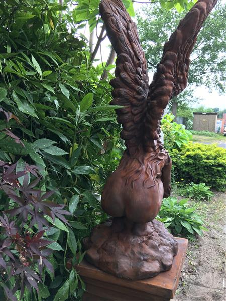 Grote foto zeer forse knielende oxide engel met vleugels omhoog mooi stenen beeld tuin en terras tuindecoratie