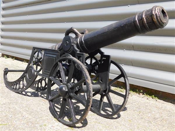 Grote foto prachtig fors decoratief kanon gietijzer zwart. tuin en terras tuinmeubelen