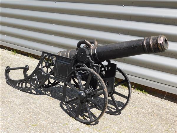 Grote foto prachtig fors decoratief kanon gietijzer zwart. tuin en terras tuinmeubelen