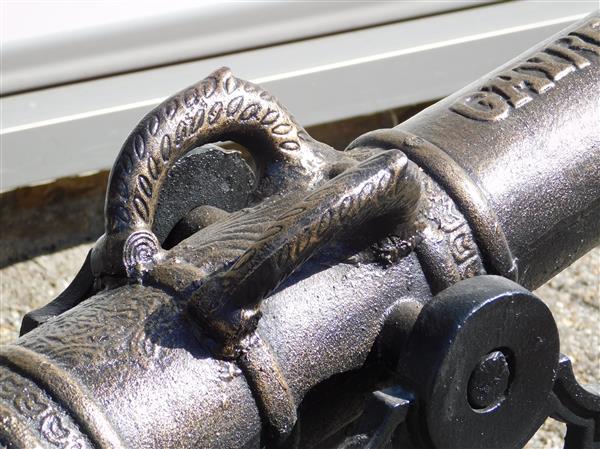 Grote foto prachtig fors decoratief kanon gietijzer zwart. tuin en terras tuinmeubelen