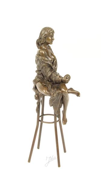 Grote foto een bronzen beeld van een topless dame op barkruk tuin en terras tuindecoratie