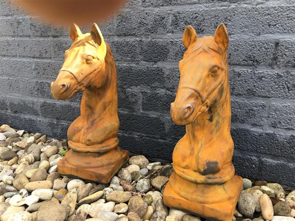 Grote foto set van 2 paardenhoofden vol steen oxide tuin en terras tuindecoratie