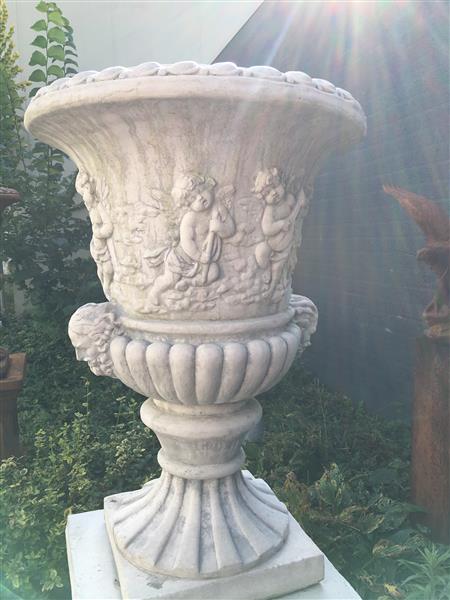 Grote foto zeer opvallende en zware bloempot vaas op forse sokkel uit vol steen met engelen. tuin en terras overige tuin en terras
