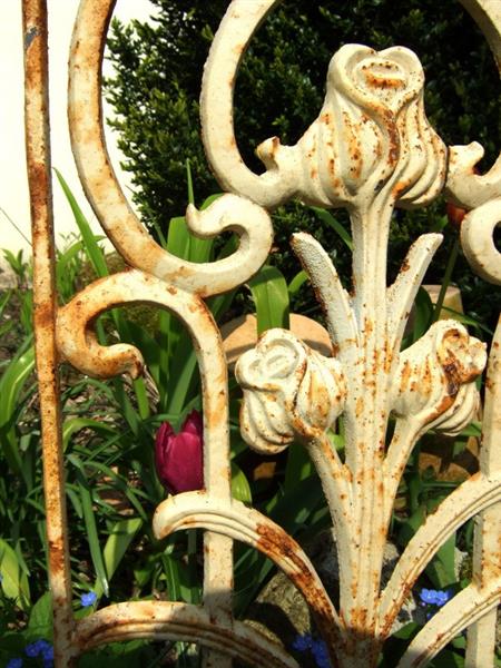 Grote foto metalen sierrek gietijzer roest art nouveau rozenrek als landelijke decoratie wandrek tulp. tuin en terras tuindecoratie