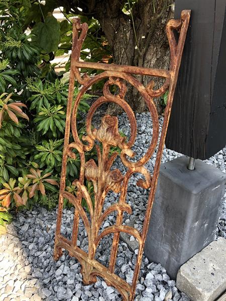 Grote foto metalen sierrek gietijzer roest art nouveau rozenrek als landelijke decoratie wandrek tulp. tuin en terras tuindecoratie