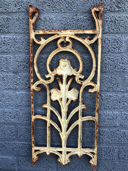 Grote foto metalen sierrek gietijzer roest art nouveau rozenrek als landelijke decoratie wandrek tulp. tuin en terras tuindecoratie