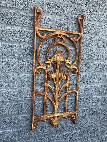 Grote foto metalen sierrek gietijzer roest art nouveau rozenrek als landelijke decoratie wandrek tulp. tuin en terras tuindecoratie