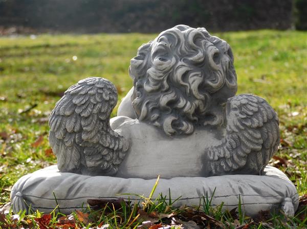 Grote foto beeld engel op kussen steen tuin en terras tuindecoratie