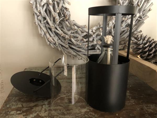Grote foto olielamp zwart metaal en glas lantaarn ophangbaar tuin en terras tuindecoratie