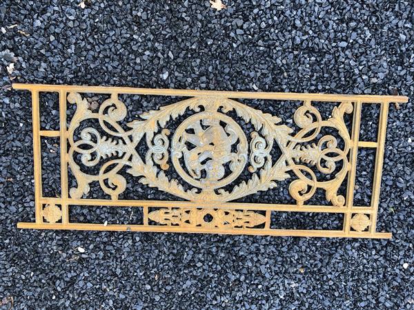 Grote foto balkon scheeps reling raamrek met medaillon cast iron rust. tuin en terras hekken en schuttingen