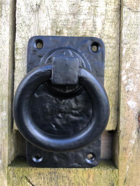 Grote foto rustieke ring als deursluiter poortsluiter zwart gecoat metaal doe het zelf en verbouw materialen en producten